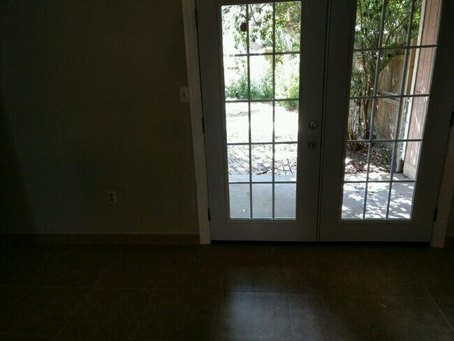 Building Photo - 640 Sandalwood Dr