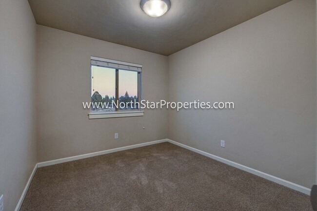 Building Photo - 20916 NE High Desert Ln