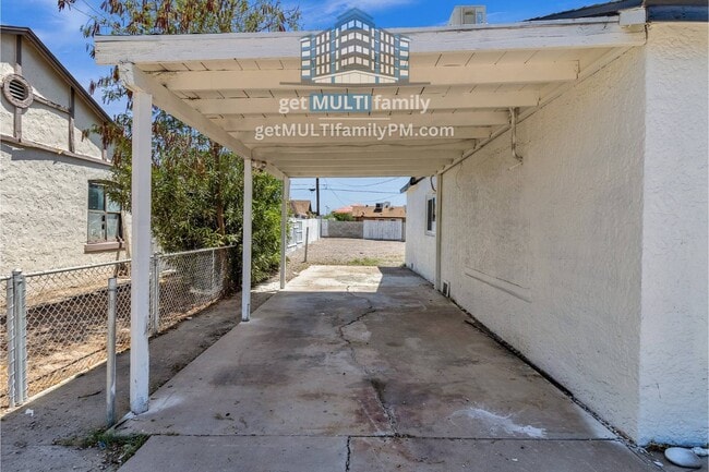 Building Photo - 325 N 17th Dr