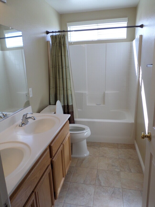 Building Photo - Great 4 BR + BONUS Room off Calle Del Oso Oro
