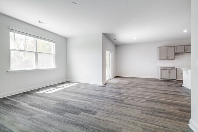 Building Photo - Beautiful 4 bedroom, 2 bathroom home locat...