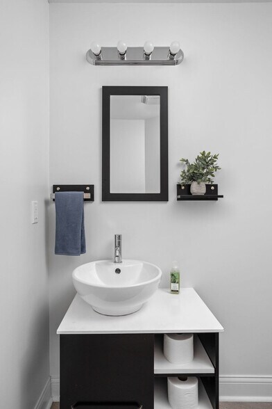 Building Photo - 325 Sanders St