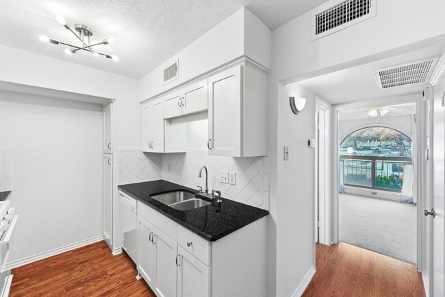 Building Photo - 505 W 7th St