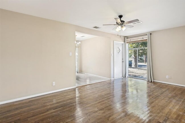 Building Photo - 1405 Broadmoor Dr