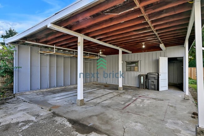 Building Photo - A beautiful 4 bed and 2 bathroom house for...