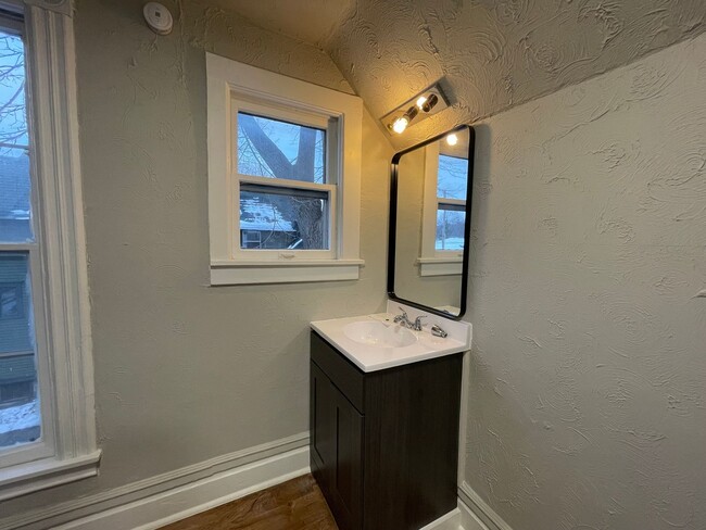 Building Photo - Four Bedroom Home