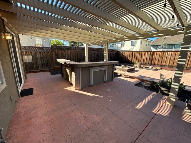 Building Photo - Spacious 4 Bed 3 Bath Home in Garin Community