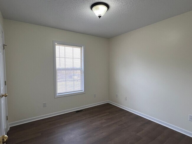 Building Photo - 3 bedroom / 2 bath + den located in Jonesborough