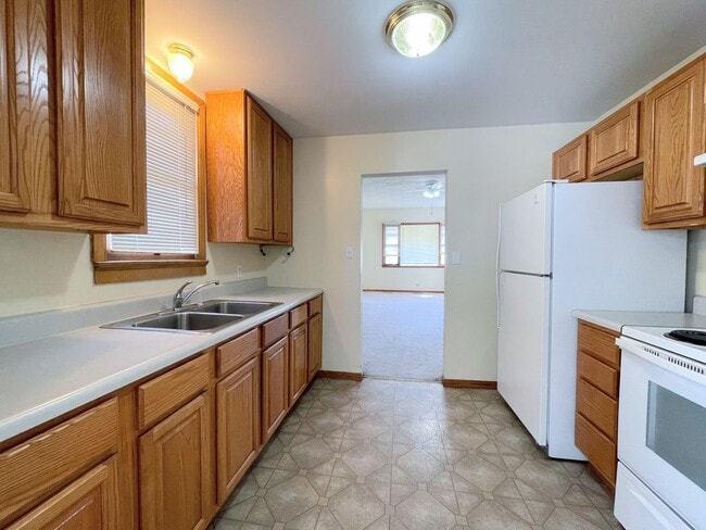 Building Photo - Large 2 bedroom home