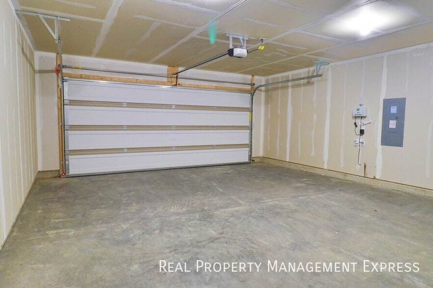 Building Photo - 3 Bedroom 1.5 Bathroom Townhome w/ Double Stall Attached Garage on the West side of Sioux Falls