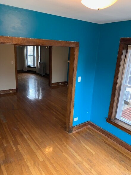 Sun Room A - 2044 W Birchwood Ave
