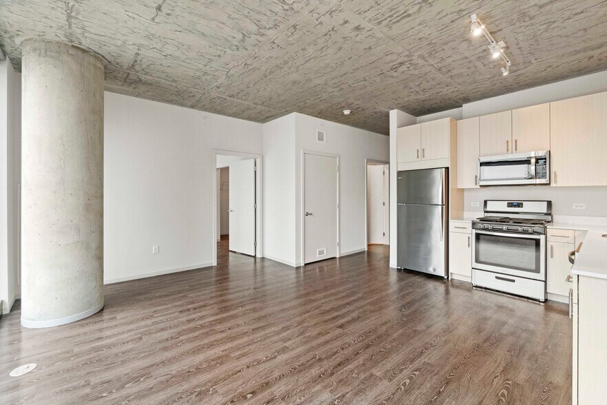 Building Photo - 643 S Clark St