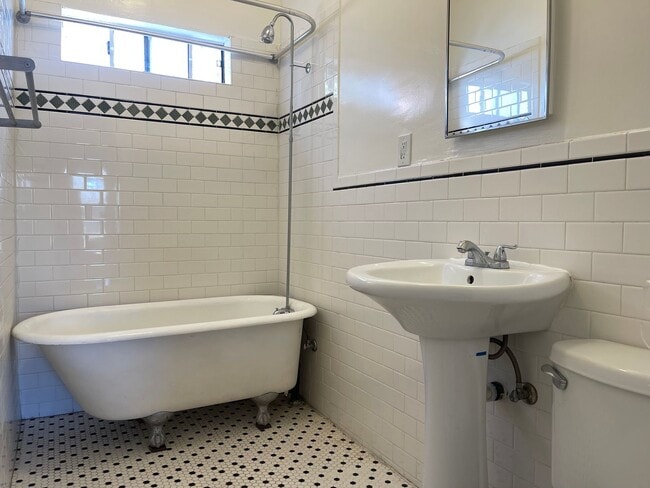 Building Photo - KENWOOD