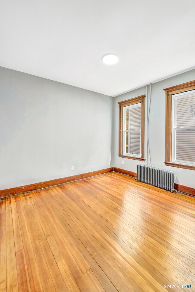 Building Photo - 114 Buckingham St