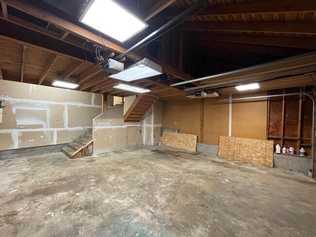 Building Photo - Luxurious 4-Bedroom Retreat with Mount Rai...