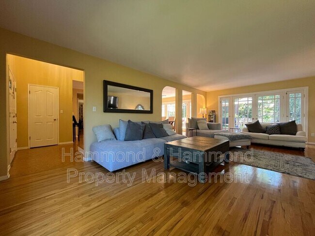 Building Photo - 8422 Fable Ave
