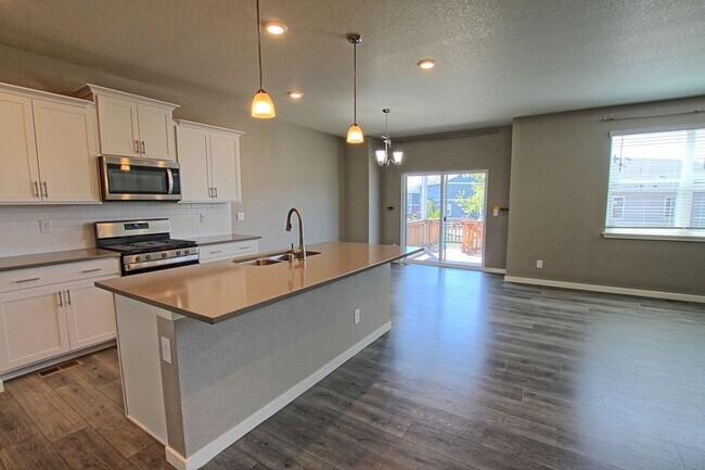 Building Photo - 6 bed 4 bath 3 car garage Crystal Valley Ranch house