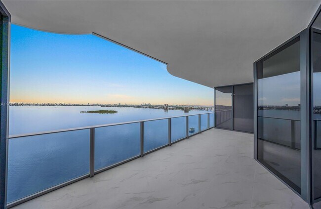 Building Photo - 700 NE 24th St