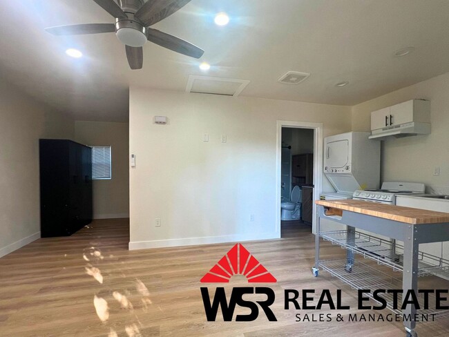 Building Photo - Newly Renovated Rental!