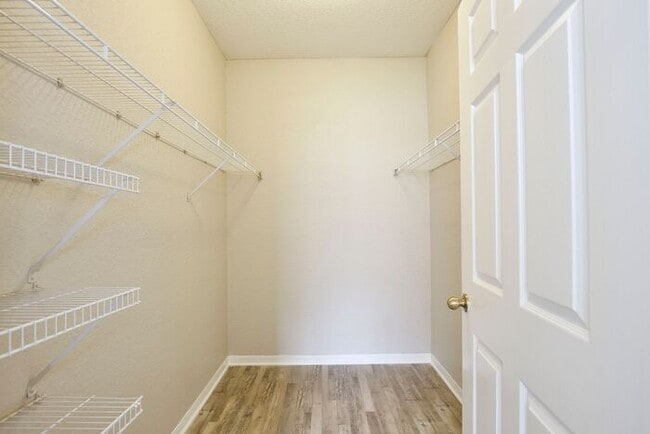 Building Photo - Perfect 2/2 Split Floorplan Condo with Washer/Dryer in Lovely Crescent Place at Lake Lotus Condom...