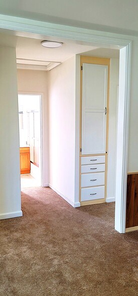 410 #4 hallway cabinet - 410 E 99th St