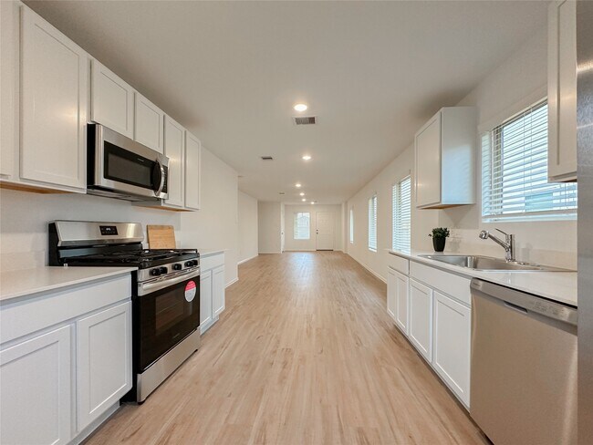 Building Photo - 1515 Las Cuevas Dr