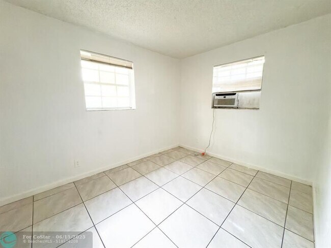 Building Photo - 1717 NW 8th Pl