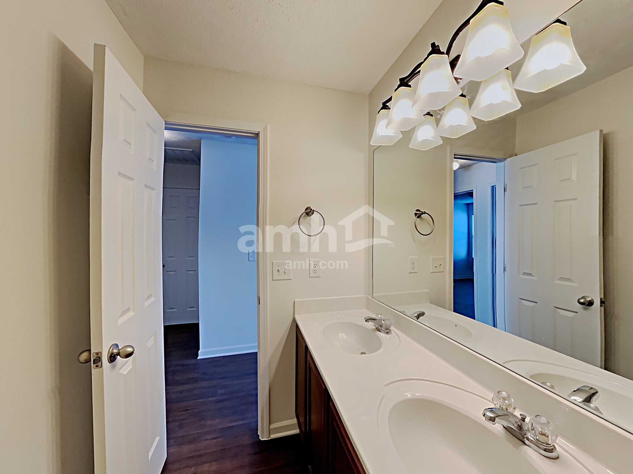 Building Photo - 600 Pemberton Dr