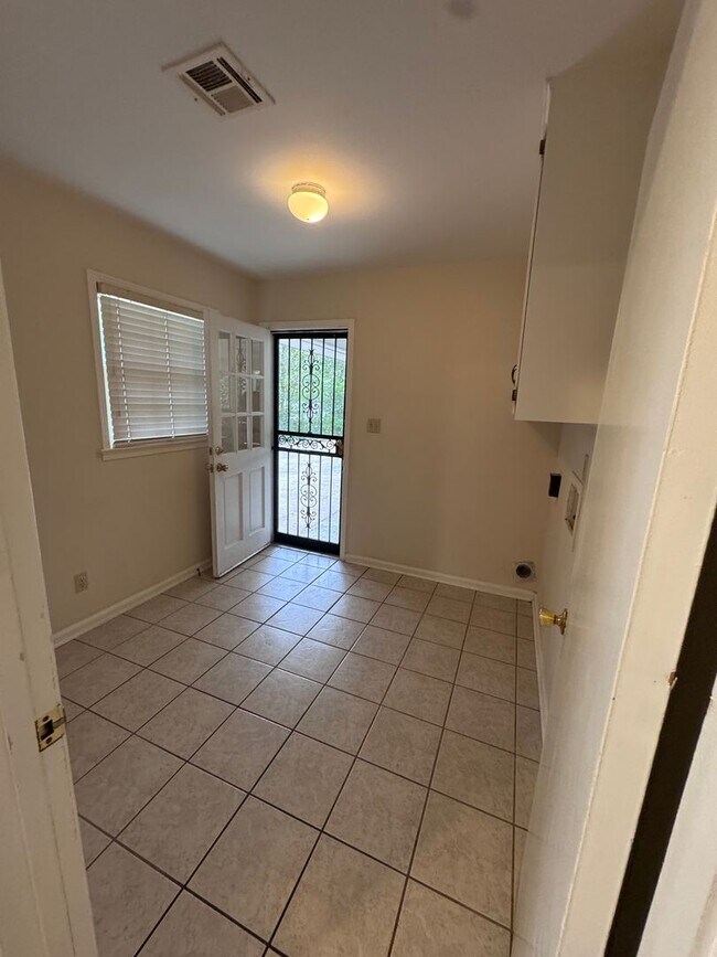 Building Photo - 572 Farmington Rd