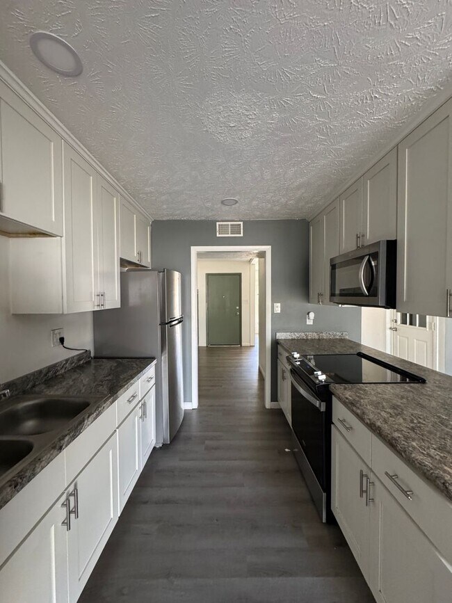 Building Photo - Charming 3 Bed 2 Bath Home with Fenced Yard