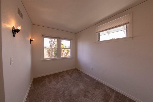 Building Photo - 2 BR/ 1BA unit in Hilcrest - Charming Upstairs Apt, A/C & Heat, tons of windows, updated Kit, ori...