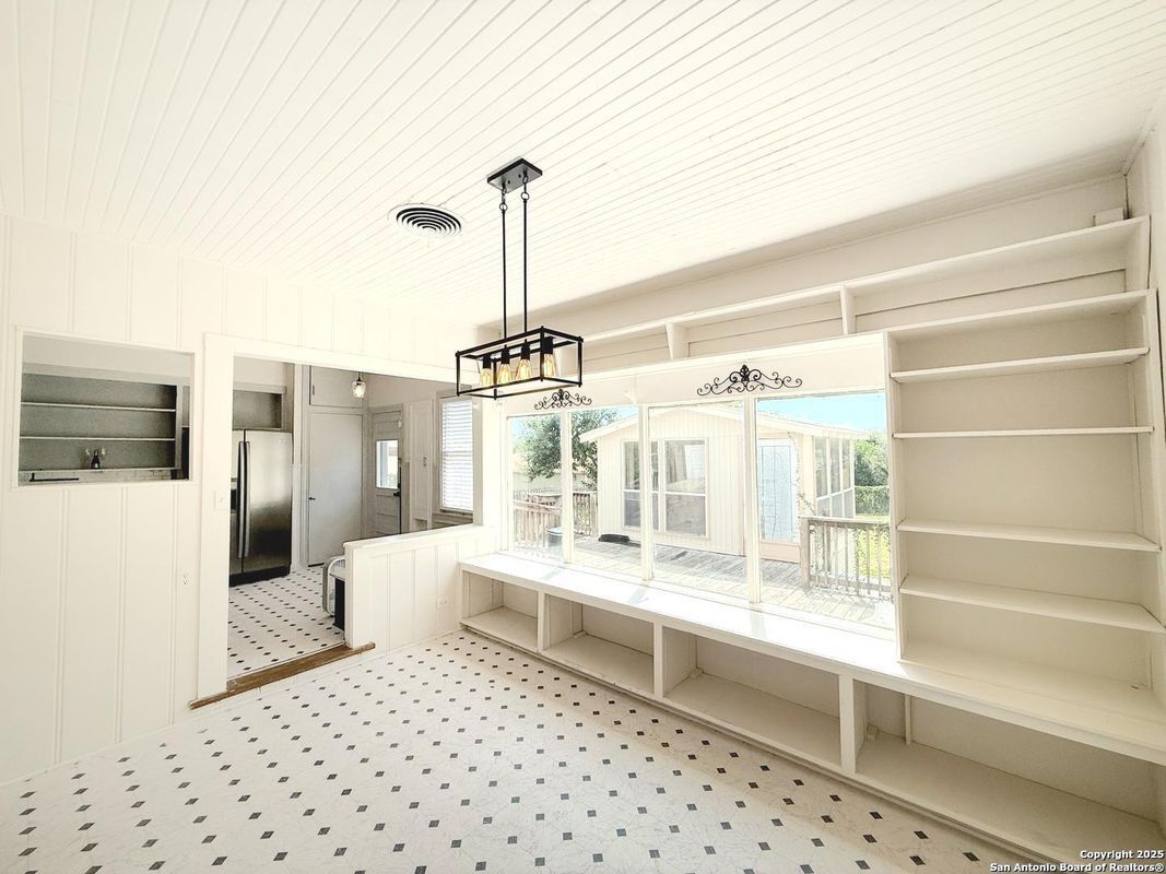 Building Photo - 1214 Sutton Dr