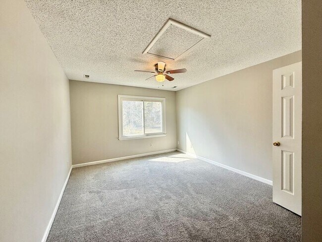 Building Photo - 825 Rawls Dr