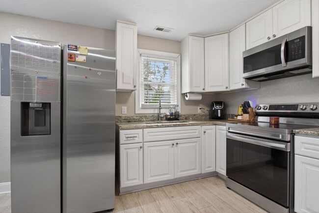 Building Photo - 2210 Pearl St