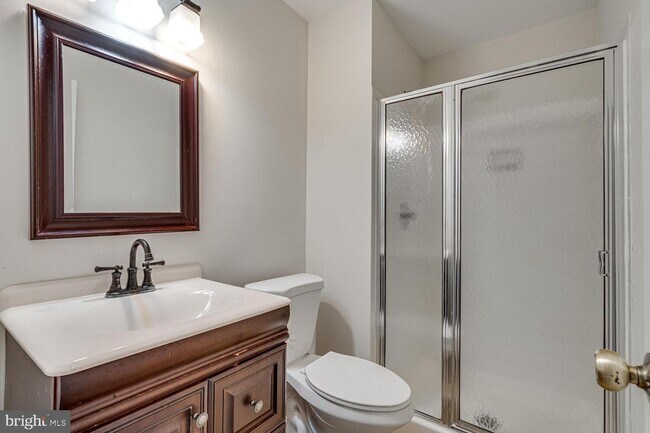Building Photo - 3 Bedroom 3.5 Bath 3 Level Townhome in Germantown