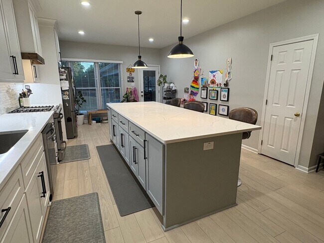 Building Photo - St. Charles Neighborhood!