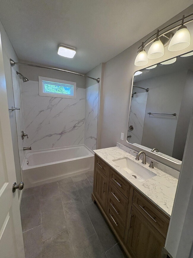 Building Photo - 3 bed, 2 bath House for Rent!