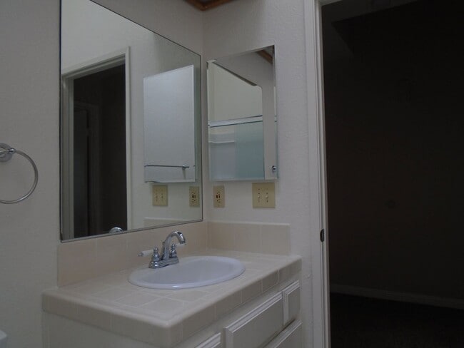 Building Photo - QUAILWOOD CUTIE IN GATED COMMUNITY!!!