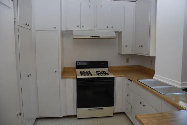 Kitchen 2 - 236 S Mentor Ave