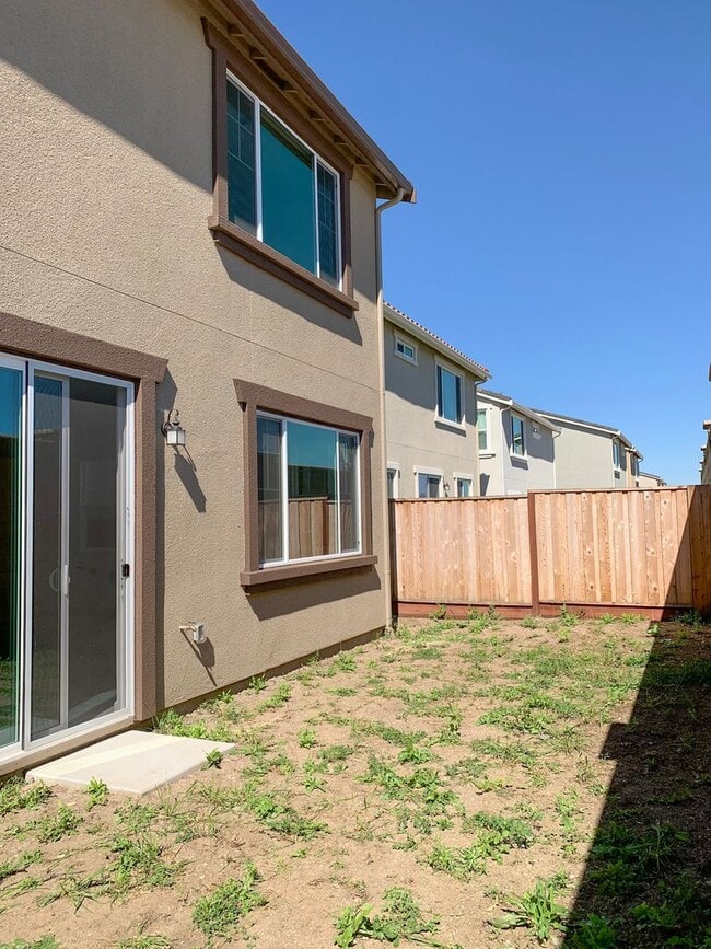 Building Photo - 2025 Built 3/2.5 in Hollister