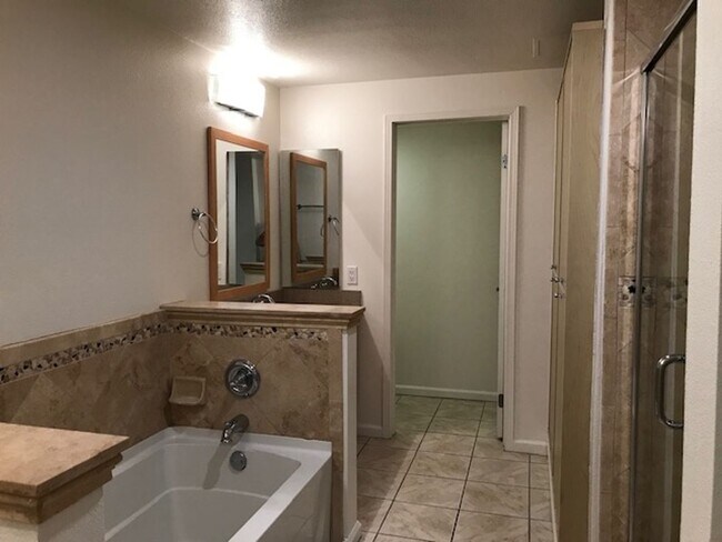 Building Photo - 2BR + 2 1/2BA CONDO AVAILABLE NOW IN BURBANK!