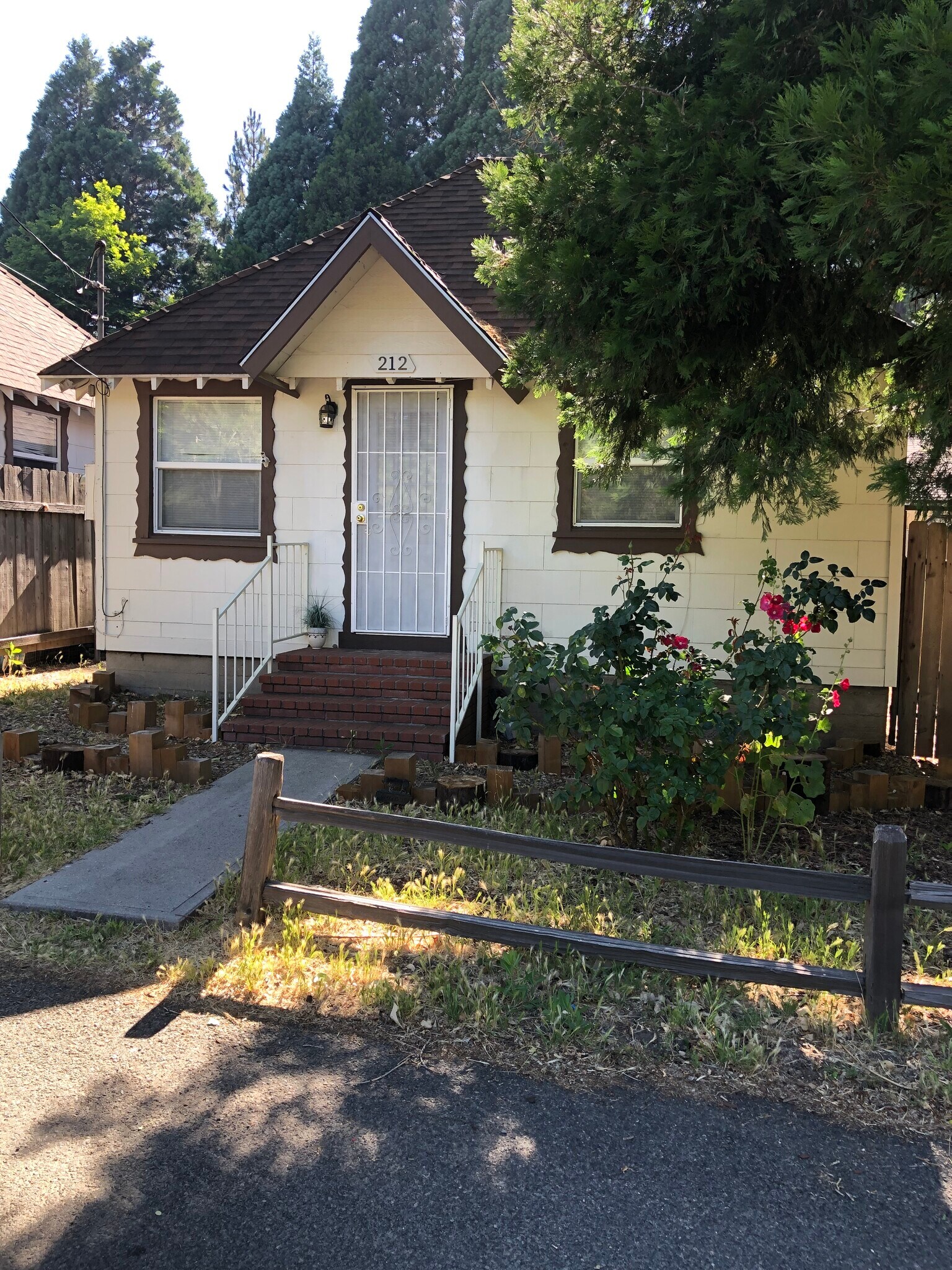 Building Photo - 208 Meadow Ln