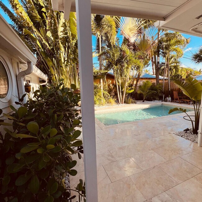 Building Photo - Stunning FULLY FURNISHED 3/2.5 entire hous...
