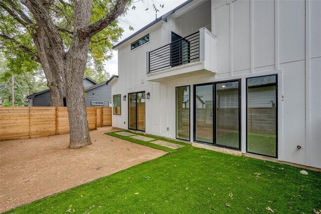 Building Photo - 1406 E 2nd St