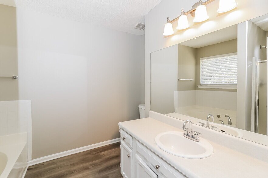 Building Photo - 706 Rosewood Cir