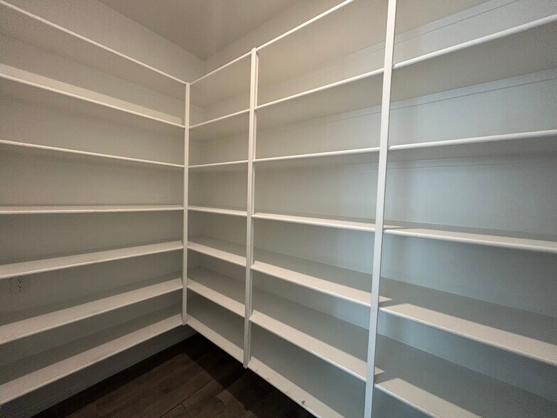 Building Photo - 8731 W Wagon Wheel Dr