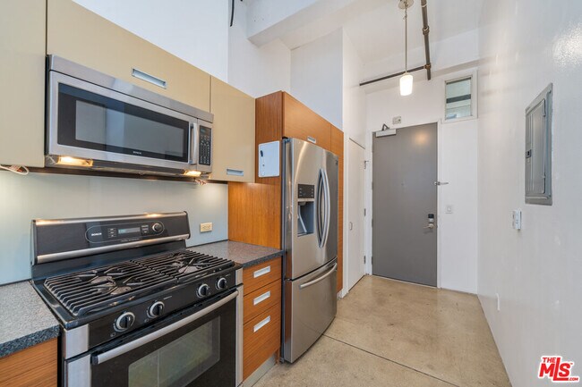 Building Photo - 738 S Los Angeles St