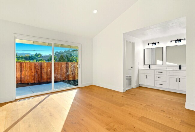 Building Photo - 11 Paddock Ct