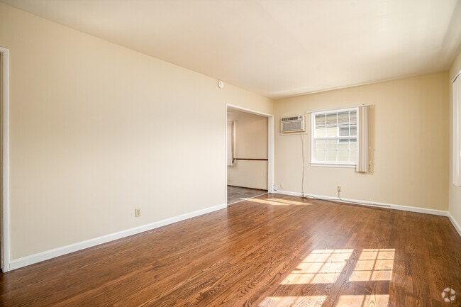 1BR, 1BA - 450SF - Living Room - 1905-1909 W. Alameda