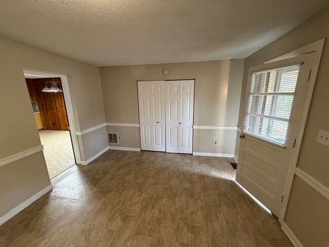 Building Photo - 3 Bedroom Brick Ranch with Large Yard and Bonus Room